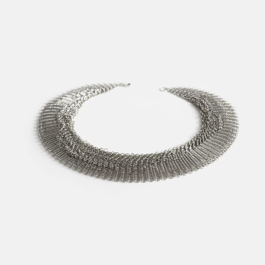 COLLIER B